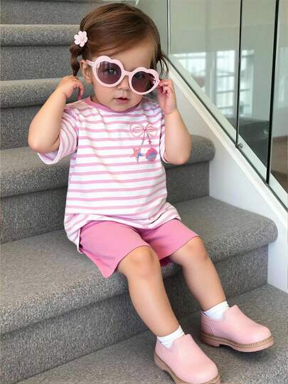 SHEIN Playful Pals Bộ 2 món cho bé gái, gồm áo thun ngắn tay và quần short in hình vỏ sò và sao biển màu hồng dễ thương, thích hợp cho các hoạt động ngoài trời mùa hè.