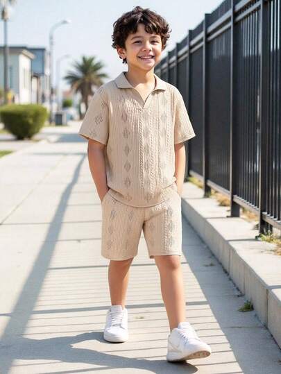 SHEIN 纹理面料 Polo 衫，带领子和拉链，搭配同款纹理面料短裤，舒适休闲的度假风套装，适合户外活动、街头摄影、派对、城市漫步。