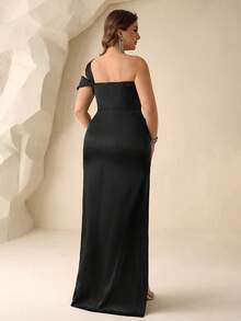 Coutiva 大码女士优雅褶皱腰身正式晚礼服，单肩设计，高开衩 - 黑色 - 查看 2