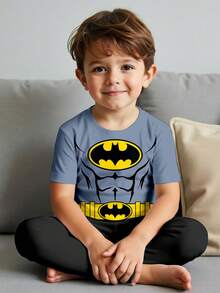 BATMAN X SHEIN 2件套男童休闲蝙蝠印花短袖上衣和修身睡裤套装，适合春夏穿着 - 彩色 - 查看 2