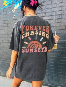 Calvaya 女士加大码短袖T恤，印有标语图案，适合夏季穿着。FOREVER CHASING SUNSETS 图案T恤，女士上衣 - 深灰色 - 查看 2