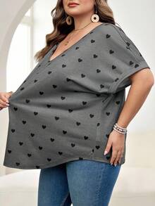 SHEIN CURVE+ Áo thun ngắn tay cổ chữ V tay cánh dơi in hình trái tim, cỡ US22, thích hợp cho lễ hội âm nhạc, kỳ nghỉ bên bờ biển, phong cách Bohemia, bộ đồ nữ xuân/hè. - Xám - Xem 6