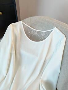 GlowEve CURVE Blouse élégante à manches longues et col rond pour femmes grandes tailles avec dos en dentelle et design torsadé, idéale pour les sorties et les rendez-vous - Blanc - Voir 9