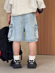 SHEIN Little Byeori 男童新款时尚休闲柔软浅色水洗泰迪熊图案宽松牛仔工装短裤，适合春夏穿着，适合儿童春夏日常穿着、街头风、沙滩装、度假装、休闲装，图案短裤，适合4岁男童，夏季短裤，休闲短裤 - 淺色水洗藍 - 查看 2