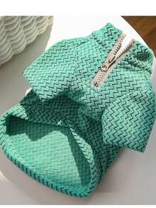 PETSIN 这款轻盈的涤纶面料宠物外套防风、保暖、透气且舒适，半拉链设计方便穿脱，合身时尚，简约帅气，适合狗狗、猫咪、斯芬克斯猫等各种猫咪，秋冬季室内外日常休闲散步玩耍皆宜，时尚保暖，是宠物衣橱的必备单品。 - 彩色 - 查看 18