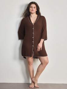 Ocili Camisola plus size canelada, confortável, com gola babado e botões em formato de concha. - Castanho Café - Ver 5
