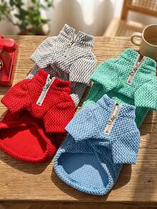 PETSIN 这款轻盈的涤纶面料宠物外套防风、保暖、透气且舒适，半拉链设计方便穿脱，合身时尚，简约帅气，适合狗狗、猫咪、斯芬克斯猫等各种猫咪，秋冬季室内外日常休闲散步玩耍皆宜，时尚保暖，是宠物衣橱的必备单品。 - 彩色 - 查看 1