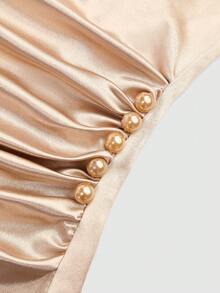 Franclia Holidaya 女士优雅 2026 春夏系列垂褶领派对时尚无袖缎面亮面腰部褶皱珍珠装饰弹力衬衫 - 香檳色 - 查看 7