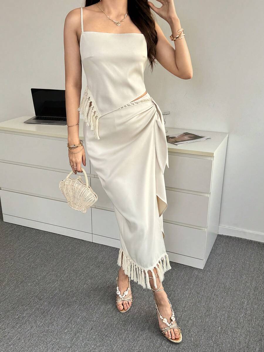 NOVVYNE Bộ váy áo nữ thường ngày, kiểu dáng giản dị, có tua rua, dây mảnh, xẻ tà, gồm 2 món. - Màu be - Xem 1