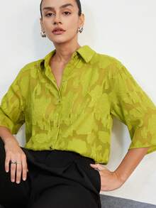 Aveloria Modichic 浪漫花卉提花刺绣薄纱衬衫，宽松休闲百搭优雅风格，适合工作、休闲、春秋季穿着，翻领，半袖，宽松版型，丝滑面料。主要特点：刺绣上衣，轻薄薄纱衬衫，丝滑质感，夏季必备，欧美流行，轻盈柔软，休闲百搭，优雅舒适。宽松休闲镂空领单排扣半袖衬衫，亮绿色衬衫，绿色衬衫，女士纽扣衬衫，绿色衬衫，夏季女式衬衫 - 綠色 - 查看 5