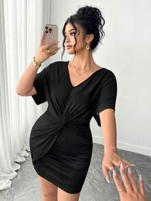 SHEIN Elenzya 大码女式V领露肩袖褶皱腰身修身迷你连衣裙，舒适优雅 - 黑色 - 查看 3