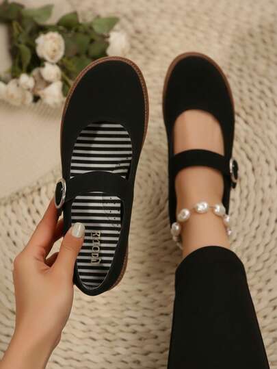 Zapato casual tipo Mary Jane disponible en negro, rojo y azul