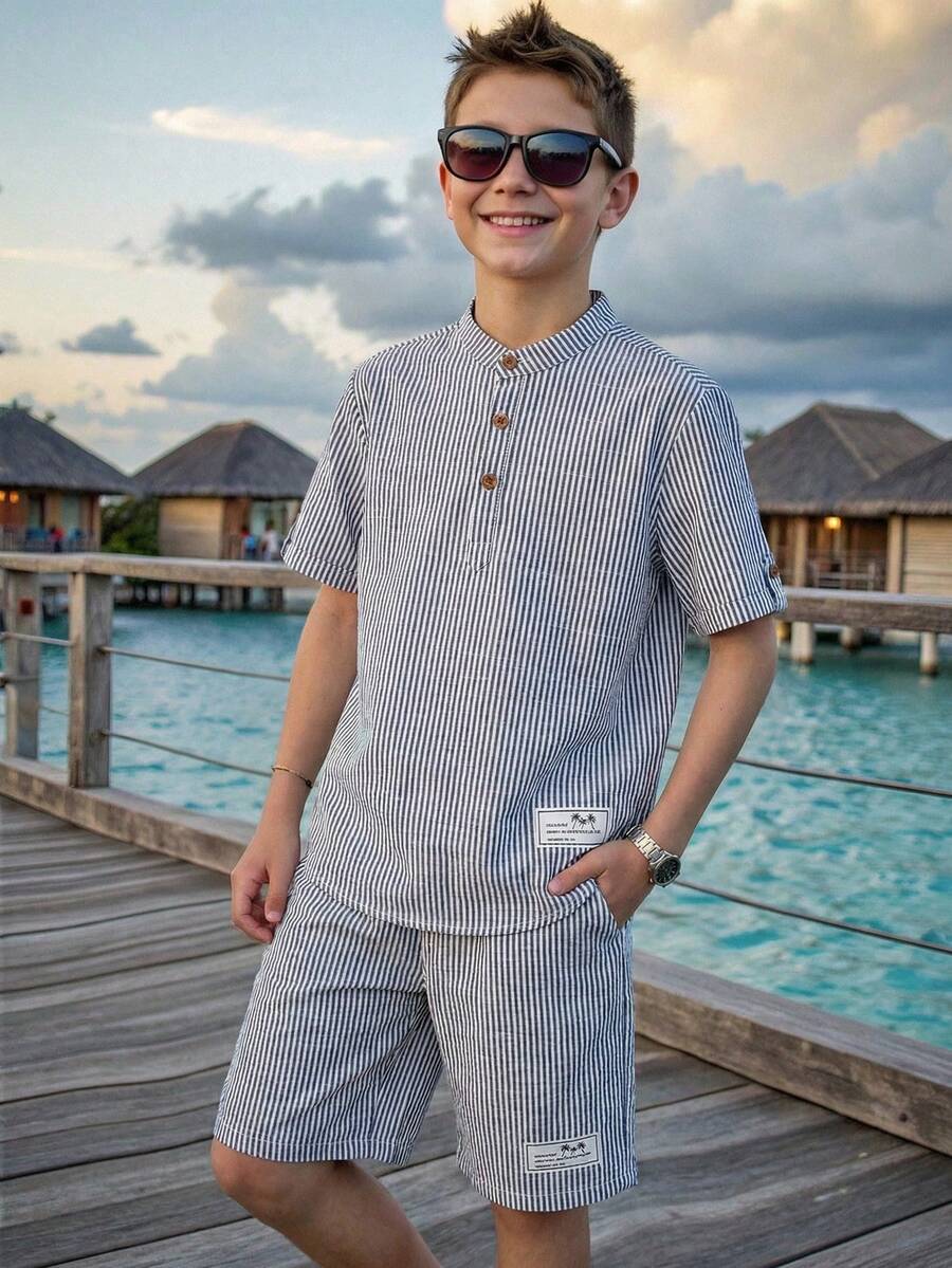 SHEIN 男童休闲假日韩版立领半拉链短袖上衣（带贴布），条纹梭织短裤两件套 - 藍色 - 查看 1