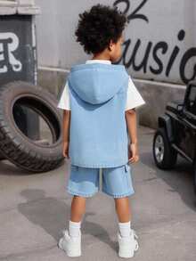SHEIN Streecool Kids Bộ đồ denim cho bé trai, màu xanh lam cổ điển, áo ba lỗ có mũ phối cùng quần short denim ống rộng kiểu cargo, phong cách đường phố thường ngày. - Rửa trung bình - Xem 3