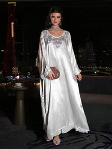 Al Najma 彩色花卉串珠装饰缎面褶皱蝙蝠袖连衣裙 - 白色 - 查看 6