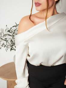 Lupita Cardoza 女士杏色不对称领荷叶边缎面衬衫，优雅长袖衬衫 - 杏色 - 查看 4