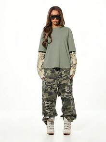 SUMWON WOMEN 女士宽松叠层迷彩袖圆领T恤，橄榄绿休闲街头风上衣 - 卡其色 - 查看 3