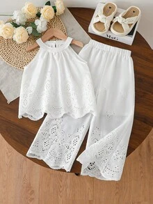 SHEIN Vintaside Kids Bộ đồ bé gái phong cách Hàn Quốc ngọt ngào mùa xuân/hè gồm áo thun cổ tròn tay ngắn màu trắng thêu hoa và chân váy xếp ly màu xanh nhạt (Thích hợp cho đi chơi hàng ngày, mẫu giáo, chơi đùa mùa xuân/hè, bộ đồ trẻ em kiểu ngắn). - trắng - Xem 3