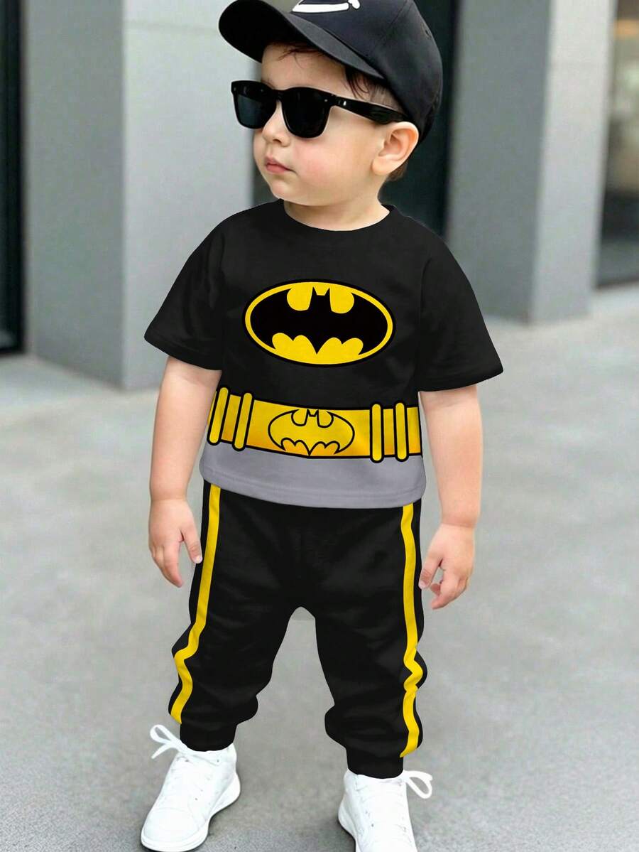 BATMAN X SHEIN 2pcs Baby Boys Loose Casual Sports Outfit, Comfortable Classic Logo & Belt Pattern Short Sleeve T-Shirt And Pants Set, Suitable For Spring/Summer - Multicolor - View 1