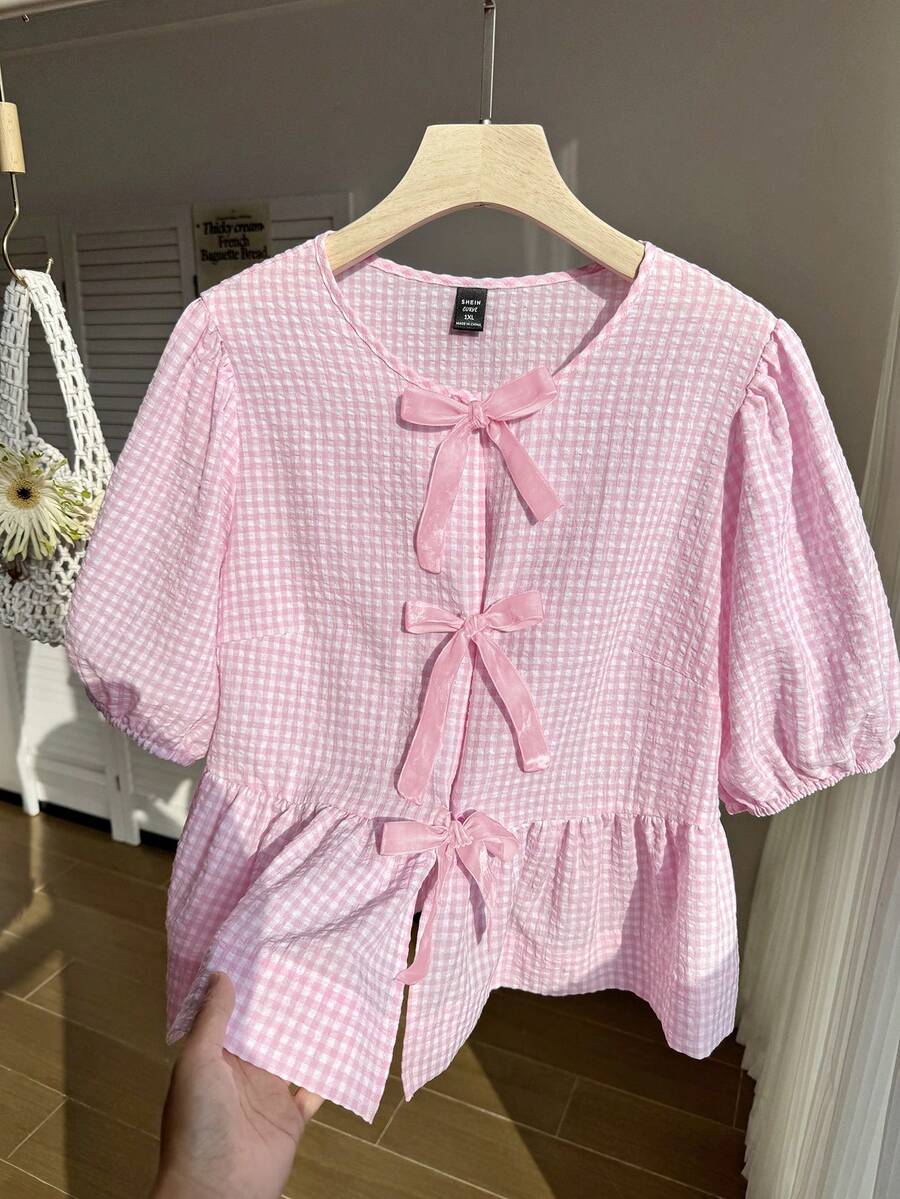 SHEIN EZwear 加大码女士夏季印花荷叶边下摆上衣,饰有蝴蝶结 - 粉色 - 查看 1