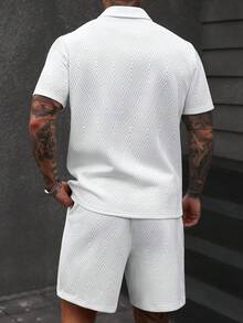 Manfinity CasualCool 男士时尚3D纹理休闲Polo衫套装，Polo衫组合，男士纹理短袖上衣和短裤，INS畅销夏季两件套休闲两件套男士夏季运动服拉链Polo衫两件套夏季套装，男士两件套白色服装，适合周末旅行、户外活动、探险旅行、轻松的工作环境或半正式场合，男友/丈夫礼物，周年纪念/生日礼物，派对暑假假期新年婚礼情人节 - 白色 - 查看 3