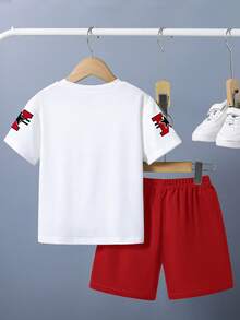 SHEIN GraphicGems 两件套幼儿男童字母印花白色圆领休闲T恤和红色纯色短裤，春、夏、秋、冬时尚套装 - 紅色 - 查看 2