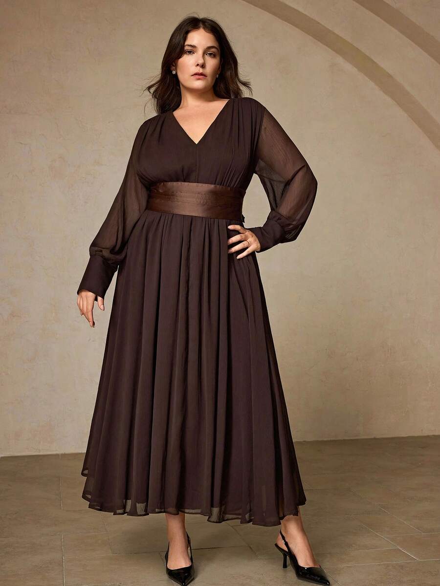 Aveloria Rosie 大码深咖啡色长袖连衣裙,V领设计,灯笼袖配罗纹袖口,宽腰带可收紧腰身,高腰A字裙摆,复古优雅风格,适合春秋季正式场合和晚宴穿着,轻盈雪纺面料,柔软垂坠。主要特点:V领连衣裙,灯笼袖,收腰连衣裙,雪纺长裙 - 咖啡棕 - 查看 1