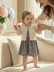 SHEIN 春秋季女婴碎花连衣裙套装，包含碎花无袖连衣裙和罗纹针织长袖开衫，碎花连衣裙带有荷叶边领，简约休闲开衫，适合日常穿着、户外活动、家庭聚会。 - 彩色 - 查看 2