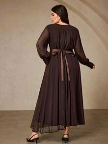 Aveloria Rosie 大码深咖啡色长袖连衣裙，V领设计，灯笼袖配罗纹袖口，宽腰带可收紧腰身，高腰A字裙摆，复古优雅风格，适合春秋季正式场合和晚宴穿着，轻盈雪纺面料，柔软垂坠。主要特点：V领连衣裙，灯笼袖，收腰连衣裙，雪纺长裙 - 咖啡棕 - 查看 2