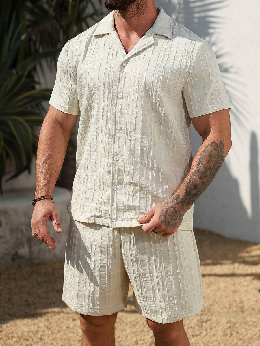 VENTUSAIL Bộ đồ nam màu trơn tay ngắn cài cúc một hàng và quần short, kiểu dáng thường ngày, thích hợp cho mùa hè, nghỉ dưỡng, đi biển. Bộ đồ hai mảnh màu trắng kem dành cho nam, phù hợp cho nam giới trung niên, mặc hàng ngày, đi chơi cuối tuần, hoạt động ngoài trời, du lịch, môi trường làm việc thoải mái hoặc các dịp bán trang trọng, quà tặng cho bạn trai/chồng, quà kỷ niệm/sinh nhật, tiệc tùng, kỳ nghỉ hè, đám cưới, từ xuân sang hè, lễ hội Mardi Gras. Bộ đồ nam tay ngắn cài cúc có họa tiết, hoàn hảo cho kỳ nghỉ hè. - Màu be - Xem 1
