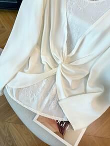 GlowEve CURVE Blouse élégante à manches longues et col rond pour femmes grandes tailles avec dos en dentelle et design torsadé, idéale pour les sorties et les rendez-vous - Blanc - Voir 5