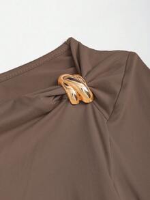 Sweetra Áo thun nữ dáng ôm, thiết kế retro kiểu Mỹ, vai bất đối xứng, phong cách thời trang cho mùa thu. - Rỉ Nâu - Xem 7