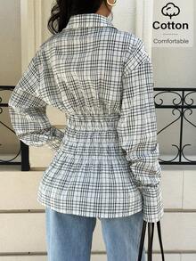 Siren Gaze 女士格子衬衫，纽扣领口，纯棉长袖上衣，舒适百搭，日常穿着时尚。这款女士纯棉格子长袖衬衫，饰有褶皱荷叶边腰带，纽扣前襟设计，休闲百搭，格子图案，荷叶边下摆，商务休闲风格。 - 白色 - 查看 4