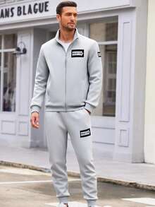 Conjunto de camiseta de manga larga con cuello alto y pantalones de chándal de colores lisos para hombre, ideal para otoño/invierno. Con letras estampadas en los puños y el dobladillo acanalados. Tejido suave y cómodo. Mangas largas con cremallera y cintura con cordón. Corte entallado pero holgado, ideal para actividades al aire libre. Conjunto de dos piezas. - Plateado - Ver 3