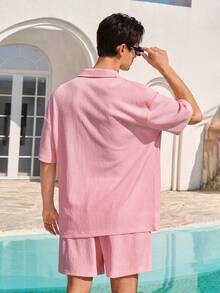 Manfinity VDAYZ 男士纯色 Polo 领单排扣短袖开衫和抽绳腰短裤休闲度假沙滩套装 - 粉色 - 查看 3