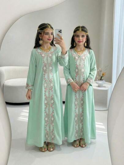 少女薄荷绿连衣裙，白色蕾丝紧身胸衣饰以粉色花卉刺绣，精致复古风，适合日常或轻度场合穿着。