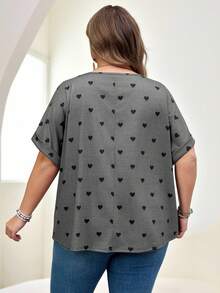 SHEIN CURVE+ Áo thun ngắn tay cổ chữ V tay cánh dơi in hình trái tim, cỡ US22, thích hợp cho lễ hội âm nhạc, kỳ nghỉ bên bờ biển, phong cách Bohemia, bộ đồ nữ xuân/hè. - Xám - Xem 2