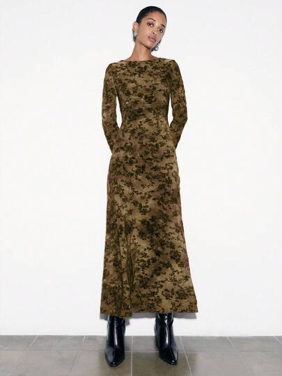 Nöista 这款长袖丝绒连衣裙采用丰富的面料，饰有柔软的花卉烧花纹理，修身剪裁，尽显优雅气质。无论是派对、休闲晚餐还是正式场合，它都能完美胜任，为女性的休闲时尚增添温暖而喜庆的魅力。