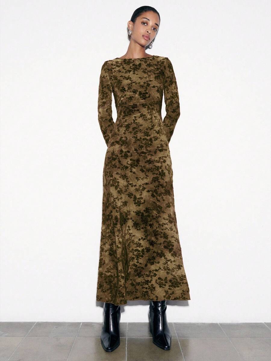 Nöista 这款长袖丝绒连衣裙采用丰富的面料，饰有柔软的花卉烧花纹理，修身剪裁，尽显优雅气质。无论是派对、休闲晚餐还是正式场合，它都能完美胜任，为女性的休闲时尚增添温暖而喜庆的魅力。 - 棕色 - 查看 1