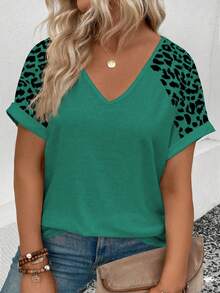EMERY ROSE Kaos Wanita Ukuran Plus Terbaru 2025, Model Kasual Motif Leopard, Leher V, Longgar, Nyaman, Lengan Pendek. - Hijau - View 1