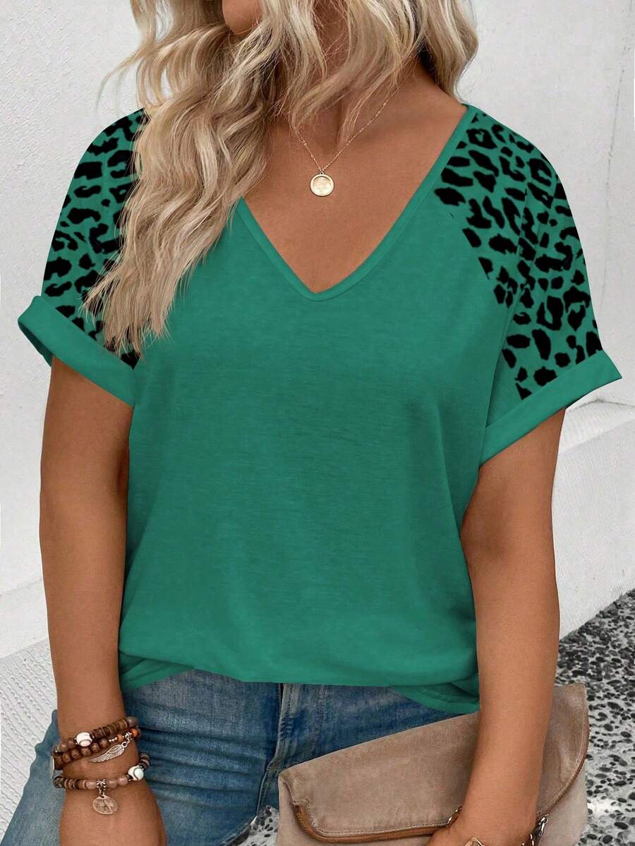 EMERY ROSE Kaos Wanita Ukuran Plus Terbaru 2025, Model Kasual Motif Leopard, Leher V, Longgar, Nyaman, Lengan Pendek. - Hijau - View 1