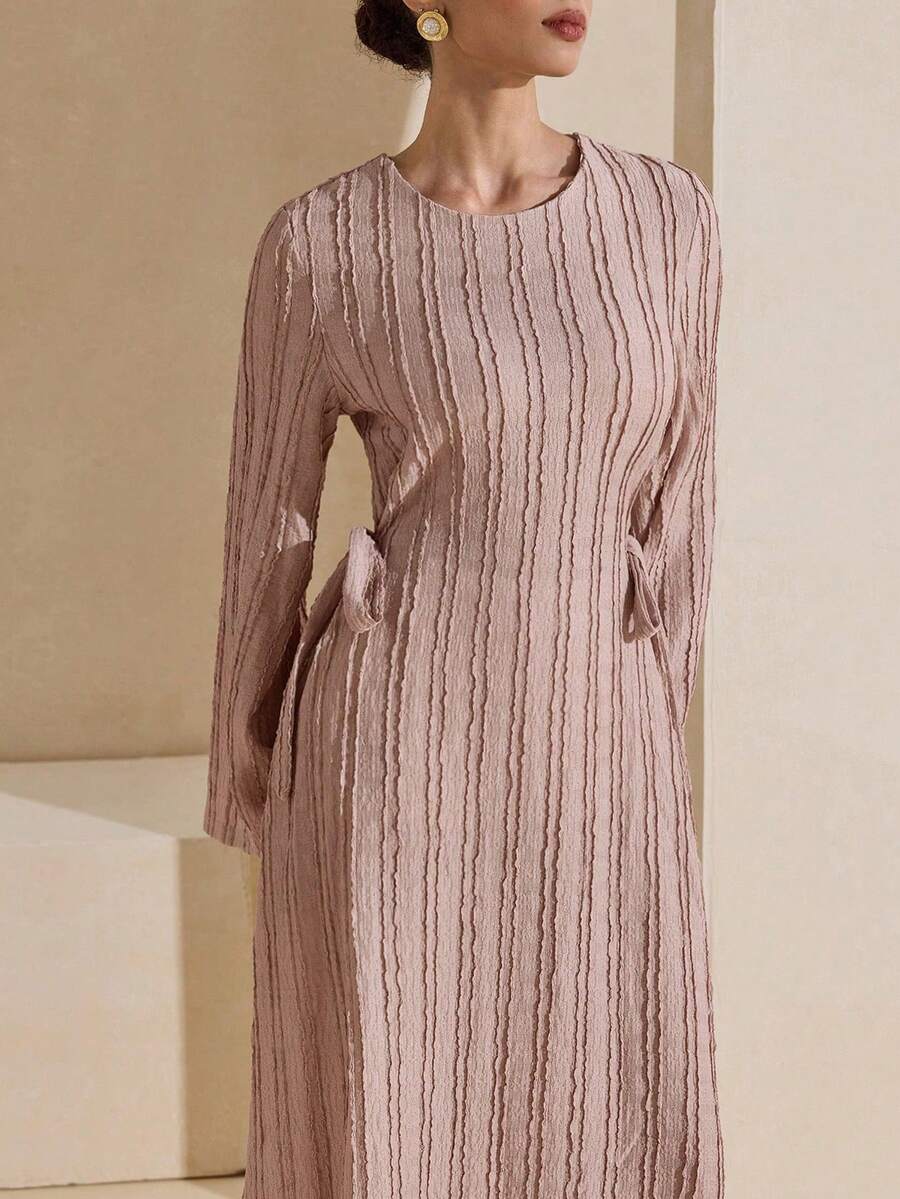 Graceveil Đầm dài tay thanh lịch, cổ tròn, thắt eo bên hông, chất liệu vải có họa tiết. - Hồng - Xem 1