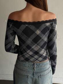 DAZY 1 chiếc áo thun nữ tay dài, trễ vai, ôm sát, họa tiết kẻ caro phối ren tương phản, kiểu dáng thời trang. - Xám - Xem 2