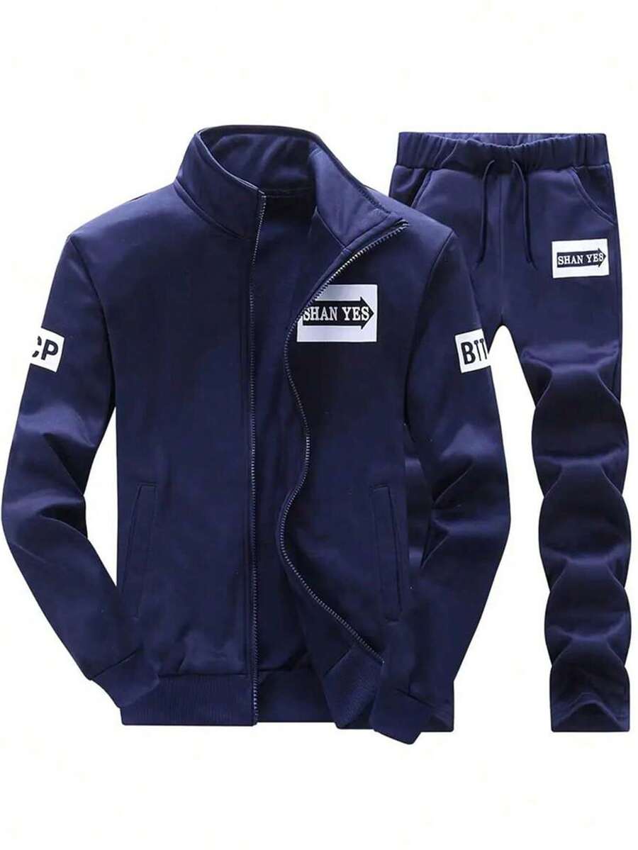 Conjunto de camiseta de manga larga con cuello alto y pantalones de chándal de colores lisos para hombre, ideal para otoño/invierno. Con letras estampadas en los puños y el dobladillo acanalados. Tejido suave y cómodo. Mangas largas con cremallera y cintura con cordón. Corte entallado pero holgado, ideal para actividades al aire libre. Conjunto de dos piezas. - Azul oscuro - Ver 1