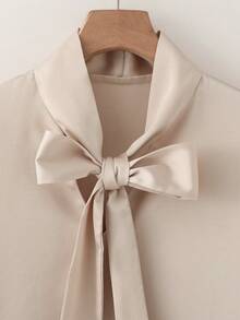 Franclia 女士香槟色亮面面料蝴蝶结领休闲日常通勤外出情人节约会短袖衬衫 - 杏色 - 查看 4