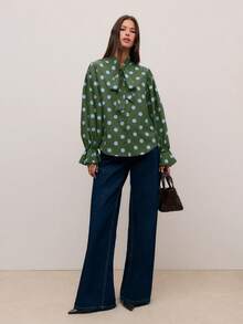 Nöista Vừa tinh nghịch lại vừa thanh lịch, chiếc áo kiểu chấm bi nhẹ nhàng với điểm nhấn là chiếc nơ nổi bật rất phù hợp cho các bữa tiệc hoặc bữa tối thân mật. Một chiếc áo thời trang dành cho những phụ nữ yêu thích họa tiết với phong cách hiện đại. - Màu xanh Ô liu - Xem 4