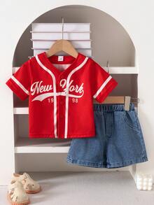 SHEIN Playful Pals 男婴时尚休闲白色棒球夹克短袖上衣搭配浅蓝色牛仔裤套装，白色短袖棒球运动衫饰有蓝色花卉图案和藏蓝色标志，柔软舒适，可爱休闲，适合户外运动，春夏外出、户外玩耍、度假和日常穿着。 - 紅色 - 查看 8