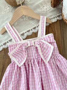 SHEIN 这款女婴夏季粉色格子纹理面料吊带连衣裙，胸前饰有大型立体蝴蝶结，是度假的完美之选。 - 粉色 - 查看 6