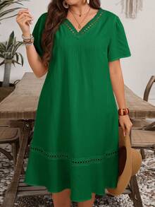 EMERY ROSE Plus Size Solid V-Neck Lace Patchwork Casual Short Sleeve Dress - Green - View 3