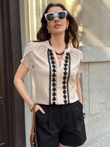 Solivie 女士花卉贴花装饰V领荷叶边短袖时尚上衣 - 杏色 - 查看 5